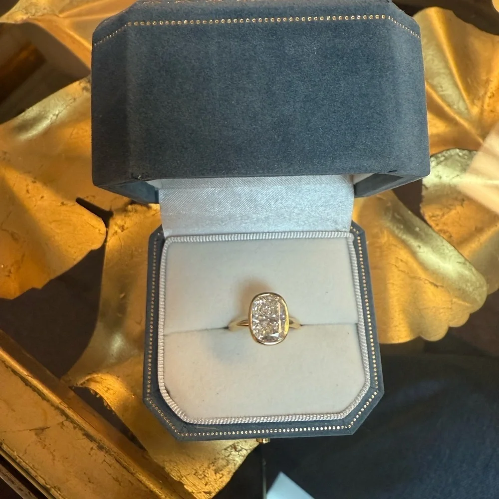 Elegant 18K Gold Ring with stunning solitaire 4.20 ct Diamond (Size 6.25)